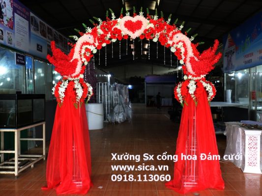 Cổng cưới hoa trắng đỏ cùng bộ đôi chim hạt