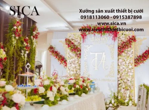 Gia tiên kết hợp với tấm phông đẹp lạ